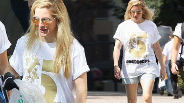 Ellie Goulding volunteers to collect litter in Tokyo, following engagement with Casper Jopling