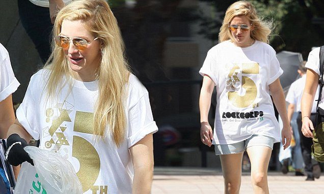 Ellie Goulding volunteers to collect litter in Tokyo, following engagement with Casper Jopling