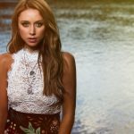 Una Healy shows off her transformed blonde hair