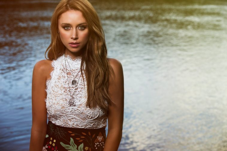 Una Healy shows off her transformed blonde hair