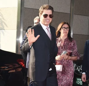 Tom Cruise Forgets To Zip Up His Fly At The Mission Impossible Premiere!
