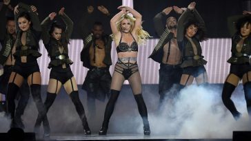 BRITNEY SPEARS BOOED ONSTAGE IN ENGLAND