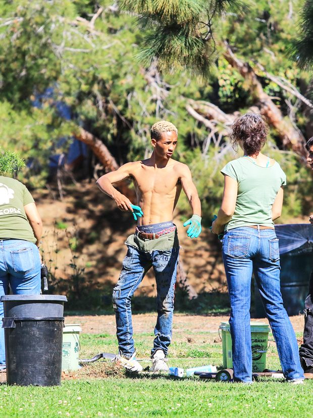 Jaden Smith Puts On Some Muscles, Shares Shirtless Selfie!