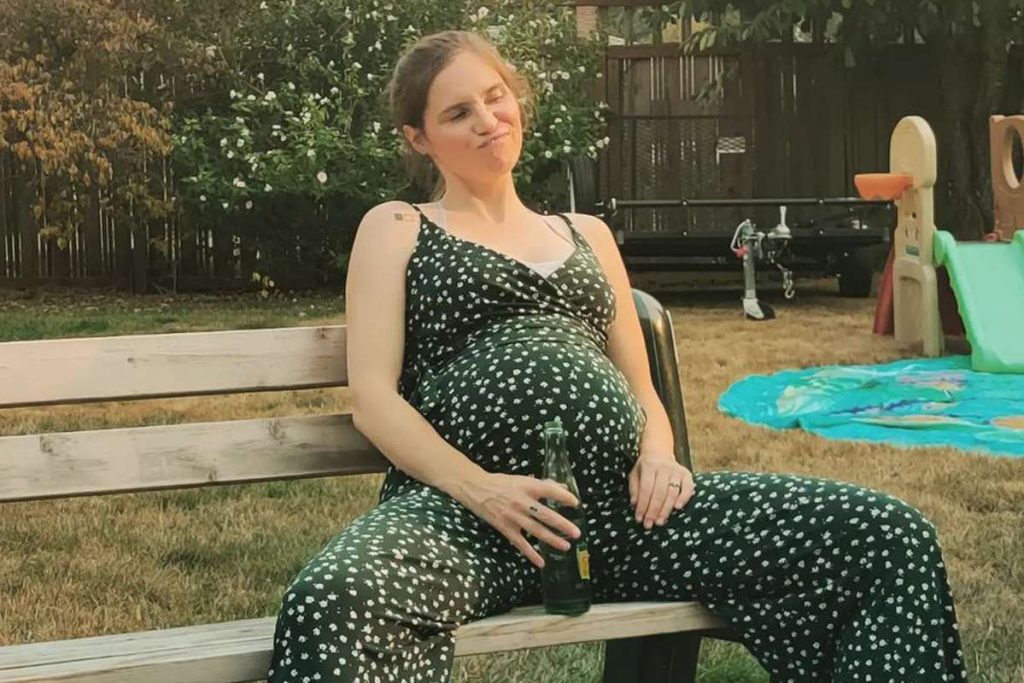 Amanda Knox with a baby bump