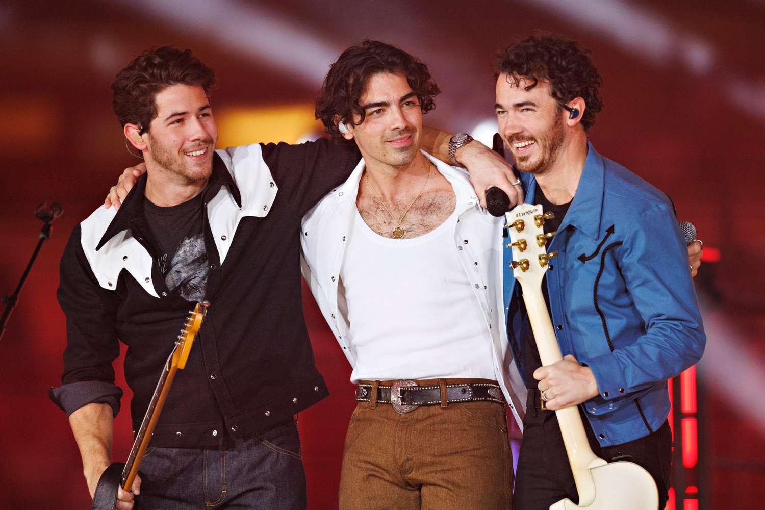 Jonas Brothers’ Emotional Performance: ‘little Bird’ Dedicated To Valentina